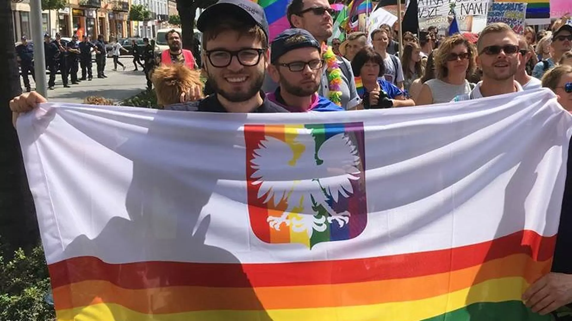 "Tęczowy orzeł nikogo nie obraża". Środowisko LGBT chce mieć prawo do symboli narodowych