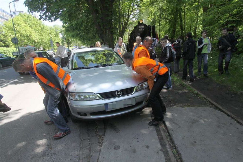 Nieśli auto po torach