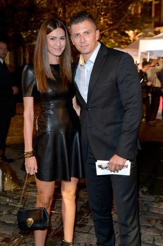 Mateusz Borek pokazał piękną żonę. Przykuła uwagę swoim biustem