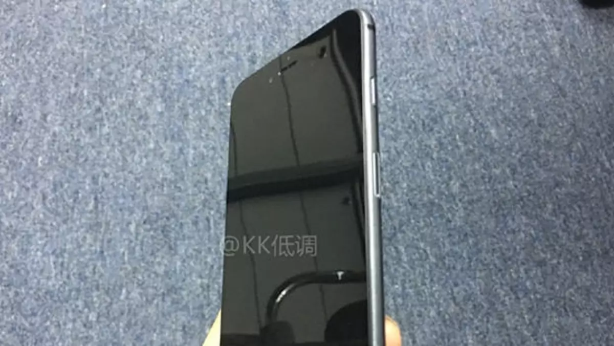 iPhone 7 Plus w czarnym kolorze pozuje na fotkach