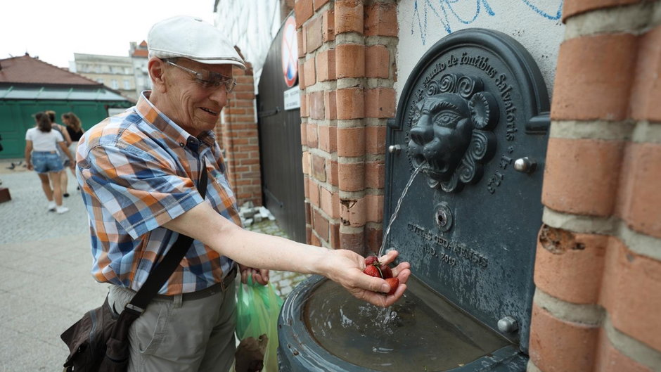 Zdroje miejskie, popularnie zwane poidełkami, to ogólnodostępne źródła, z których w ciepłe dni można się napić wody, by się orzeźwić