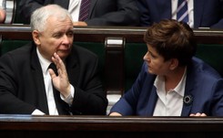 12 miesięcy dobrej zmiany. 'Jarosław Kaczyński buduje dziewiątą RP, czyli trzecią RP do kwadratu'