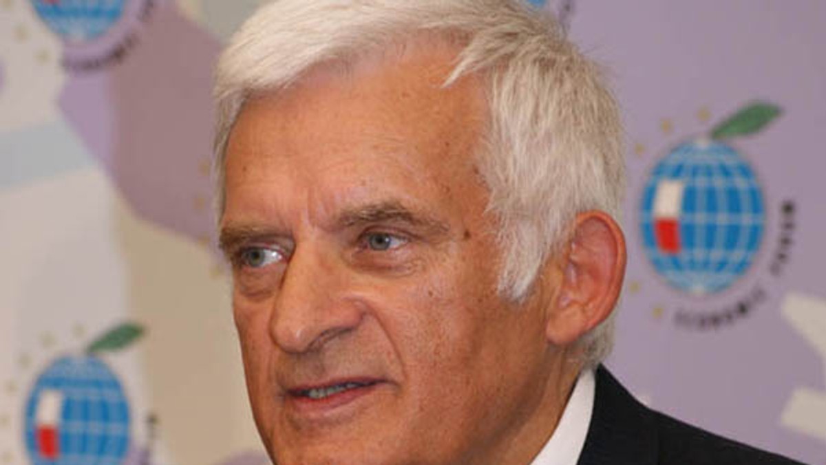 Przewodniczący Parlamentu Europejskiego prof. Jerzy Buzek powiedział dzisiaj w Przemyślu na podkarpackiej konwencji wyborczej Platformy Obywatelskiej, że Polska powinna programować przyszłość, jednocześnie pamiętając o historii i przeszłości.