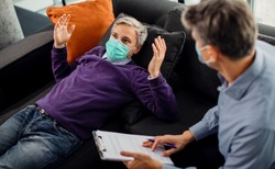 Mężczyzna na kozetce. Dlaczego niechętnie korzysta z pomocy specjalisty?