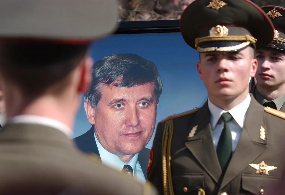 Slika Sergeja Jušenkova na sahrani u Moskvi 2003.