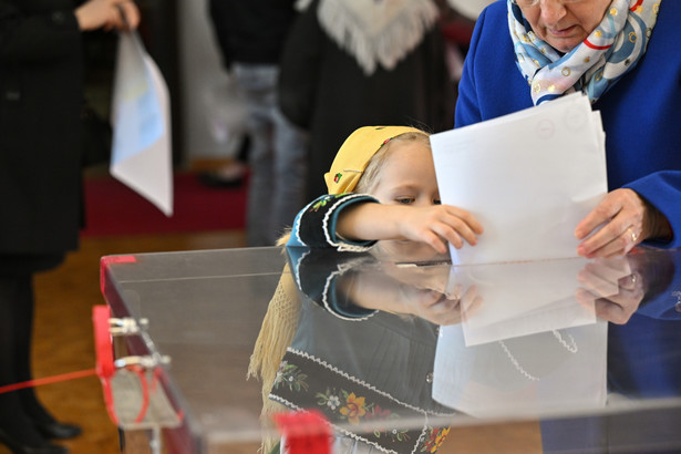 Sondażowe wyniki wyborów samorządowych będą opublikowane o godzinie 21:00