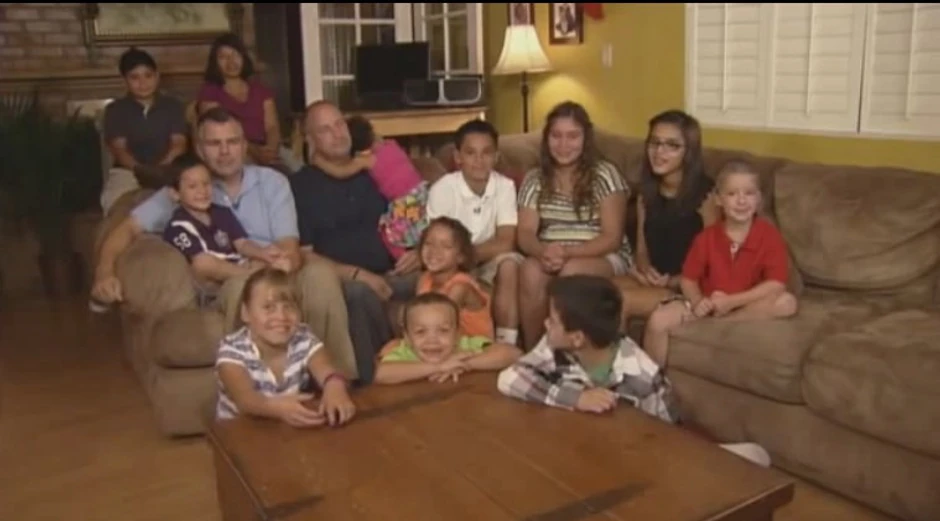 I to je srećna američka porodica: dvojica tata u gej braku i puno usvojene dece