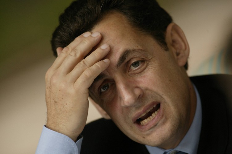 <b>Były prezydent Francji Nicolas Sarkozy (2007-2012)</b>
<br>
<br>
We Francji dotychczas byli prezydenci nie wiązali się komercyjnie z firmami w charakterze doradców czy ekspertów, jednak ostatni były prezydent chyba złamał tą zasadę. 
<br>
<br>
Jak donosił rok temu 'Daily Mail', Sarkozy w ramach współpracy z bankiem inwestycyjnym Morgan Stanley miał wygłosić 45-minutowy wykład i wziąć udział w 15 minutowej sesji zdjęciowej. Łącznie za godzinę zaproponowano mu 200 tysięcy funtów, czyli około 250 tysięcy euro.