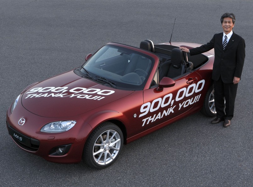 Liczba wyprodukowanych przez Mazda Motor Corporation egzemplarzy samochodu sportowego MX-5 osiągnęła dziś (4 lutego 2011 r.) próg 900 000. Taki wynik uzyskano w ciągu 21 lat i 10 miesięcy od rozpoczęcia masowej produkcji pierwszej generacji tego modelu w kwietniu 1989 r.