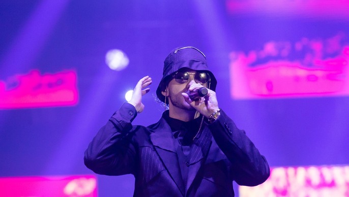 Azahriah a szüleivel való kapcsolatáról mesélt: az édesanyja hivatásos katona, kétszer is megjárta Koszovót