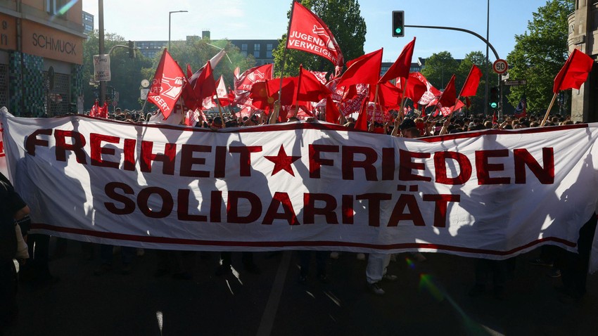 U Berlinu, povodom Međunarodnog praznika rada, učesnici su nosili transparent sa porukom „Sloboda, mir, solidarnost“. | Foto: Reuters