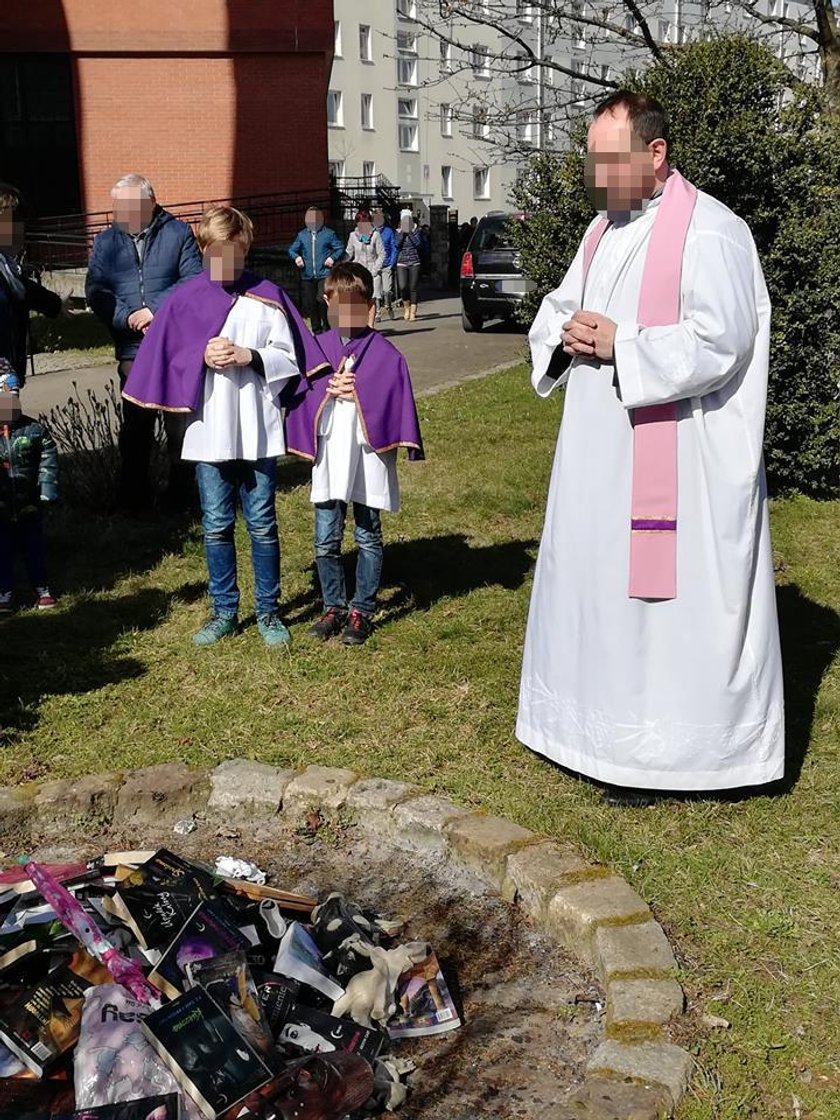 Ksiądz z Gdańska spalił książki na stosie. Teraz się kaja 