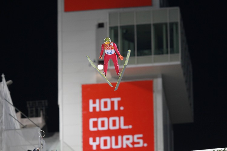 Tak Kamil Stoch frunął po złoto, a potem cieszył się z medalu