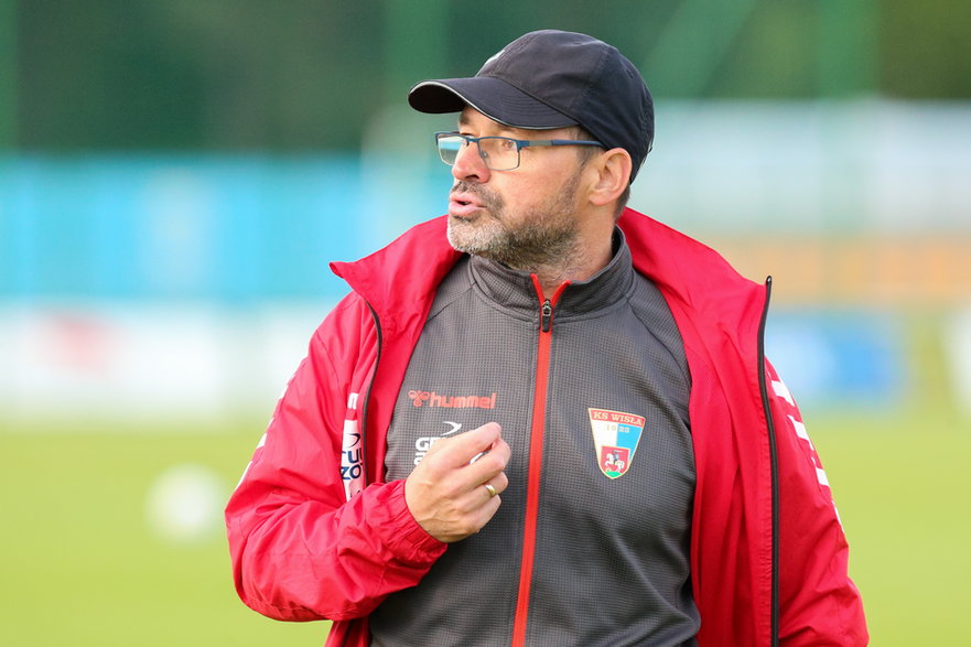 Mariusz Pawlak prowadzi Wisłę Puławy od listopada 2019 i w II lidze ma najdłuższy staż w jednym klubie