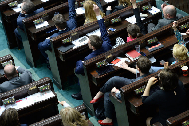 Opozycja chce sprawdzić sejmowy monitoring. Więcej głosowań "na dwie ręce"?