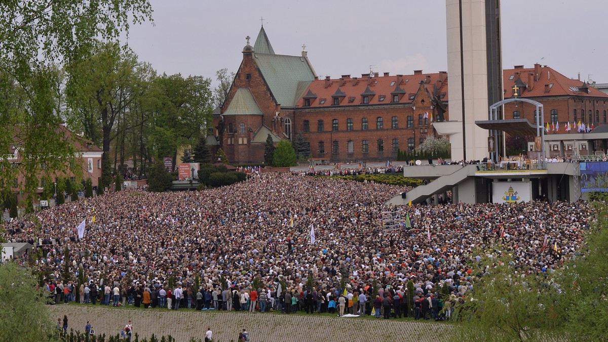 Zarzut złośliwego przeszkadzania w uroczystościach religijnych, publicznego znieważenia przedmiotów czci religijnej i obrazy uczuć religijnych postawiła prokuratura Ilonie R., która w niedzielę oblała cieczą obraz Jezusa Miłosiernego w Łagiewnikach i relikwie św. Faustyny. Jak donosi "Radio Kraków" cała akcja miała na celu promocję książki.