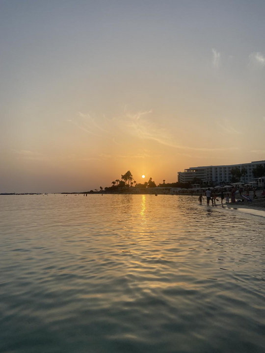 Zachód słońca na plaży Nissi w Agia Napa