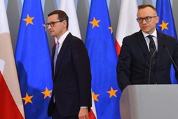 Premier Mateusz Morawiecki i wiceminister finansów Artur Soboń