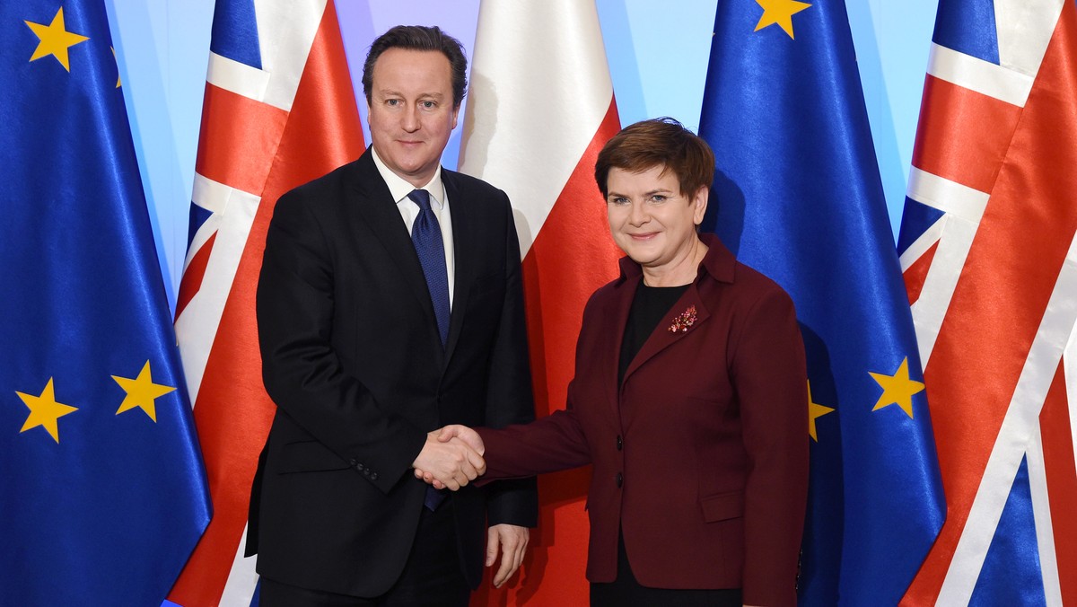 Trwają rozmowy premier Beaty Szydło z szefem brytyjskiego rządu Davidem Cameronem. Tematem dzisiejszego spotkania są m.in. propozycje Londynu dotyczące dalszego członkostwa Wielkiej Brytanii w UE, w tym ograniczenie świadczeń socjalnych dla imigrantów z UE.