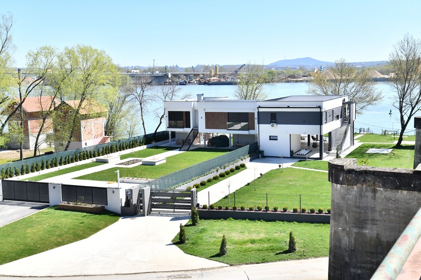 Dajana Tripunović kuća na obali reke