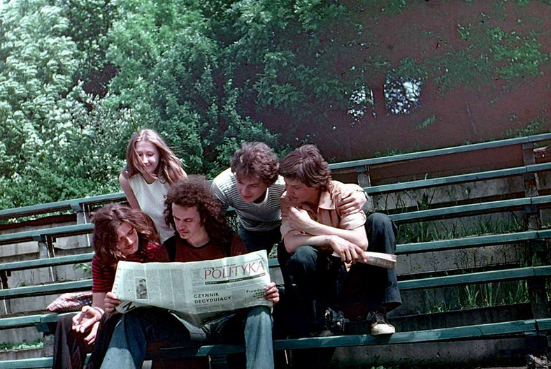 W Republice Świętego Sadu hippisi czytają „Politykę”, Lwów ok. 1974-1975 r. (ze zbiorów O. Olisiewicza)