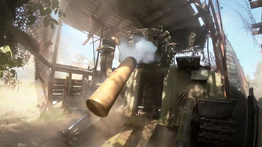 Ruska vojska puca na ukrajinske položaje iz samohodnog topa "giacint-S" na nepoznatoj lokaciji u Ukrajini 14. avgusta