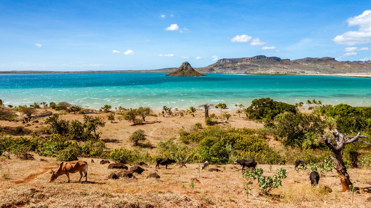 Pohľad na záliv Antsiranana (Diego Suarez) na severe Madagaskaru – miesto, kde sa stretáva azúrové more s exotickou divočinou.