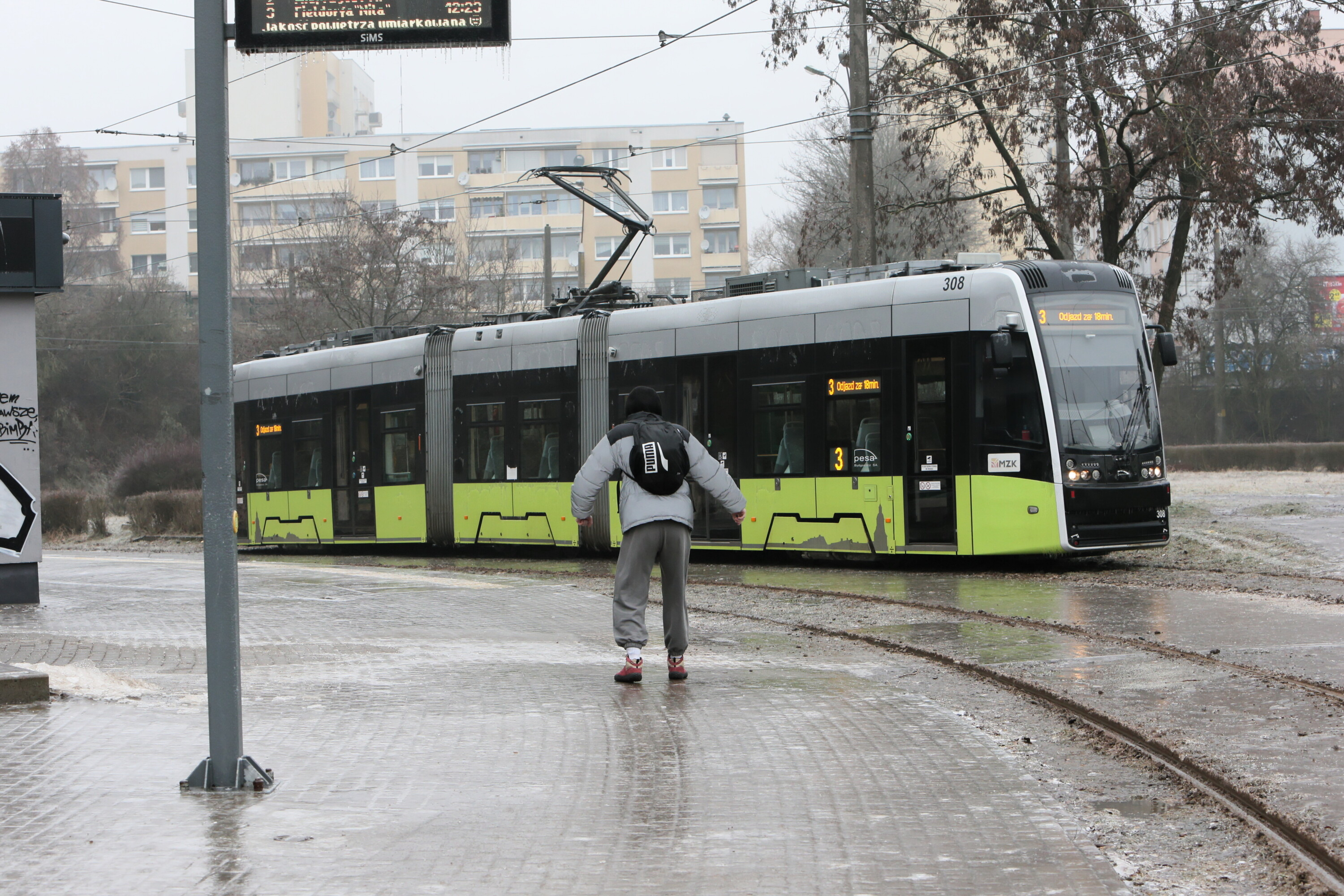 RCB apeluje o ograniczenie podróży - ostrzeżenia drugiego stopnia przed gołoledzią