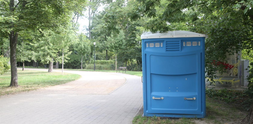 Makabra w Ostrołęce. W przewróconym toi toiu znaleziono ciało