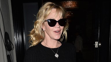 Melanie Griffith cała w czerni. Wygląda na swój wiek?