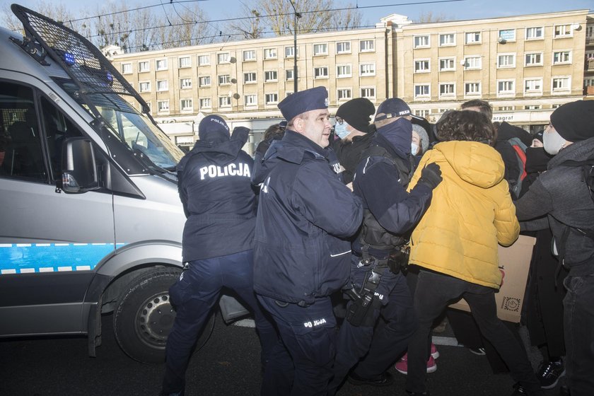 Protesty w Warszawie. 17-latek został zatrzymany przez policję. "Przycisnęli mnie twarzą do ziemi, dusiłem się"