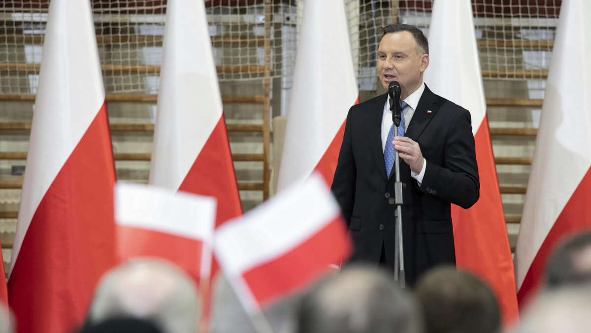 Andrzej Duda uczestniczył dziś w spotkaniu z mieszkańcami Lubartowa (woj. lubelskie). Na sali pojawił się także chłopak z transparentem "Chroń klimat. Chroń ludzi". Kiedy próbował przedostać się jak najbliżej prezydenta, Andrzej Duda zaprosił go na miejsce tuż przy mównicy. 