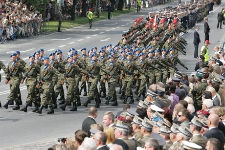 15 08 2007WARSZAWASWIETO WOJSKA POLSKIEGOWOJSKOPARADA W AL UJAZDOWSKICHFOT DAMIAN BURZYKOWSKI / FAKT