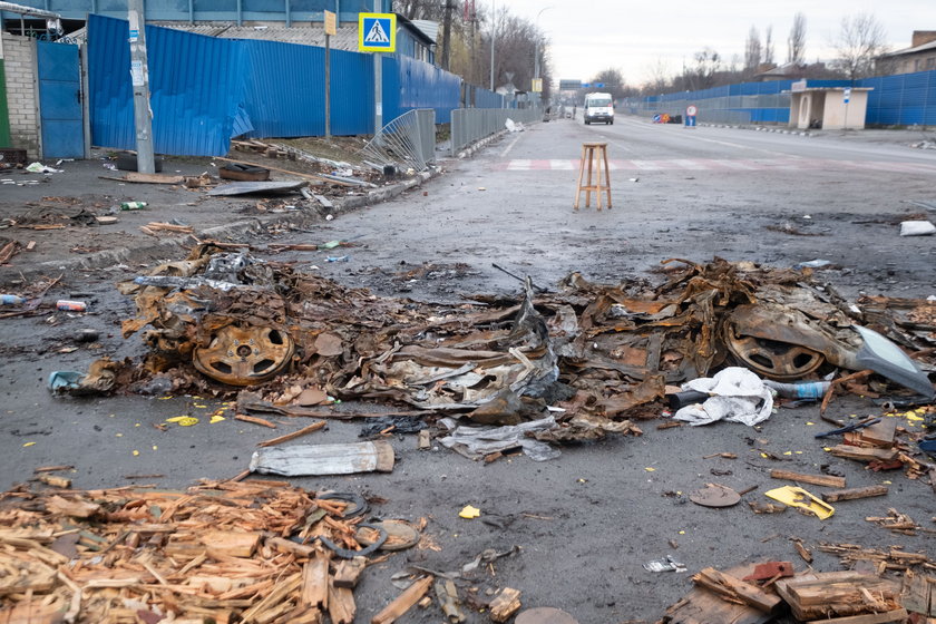 Zrujnowane domy, zmiażdżone czołgami samochody, leje po pociskach - korespondenci Faktu opisują to, co widzieli w czasie podróży z Polski do Kijowa na Ukrainie
