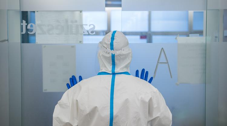 Védőruhába öltözött ápoló a koronavírussal fertőzött betegek fogadására kialakított osztályon a fővárosi Szent János Kórház Kútvölgyi tömbjében 2020. december 15-én.