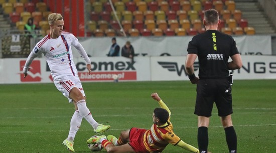 Sędzia przerwał mecz Jagiellonia - Raków. Powodem wulgarny transparent obrażający jego kolegę