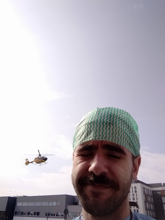 "Moje kolejne śmigło tego dnia.  Helikopter ląduje co chwilę, pacjentów przywożą non stop..."