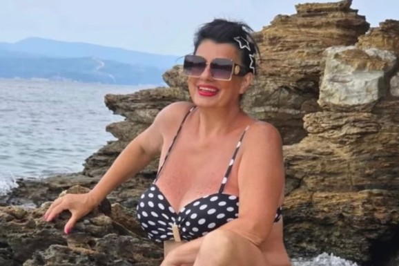 POKAZUJE TELO U SEDMOJ DECENIJI ŽIVOTA Srpska pevačica pozira na stenama u Grčkoj! Skinula se u bikini sa tufnama, poručuju joj: "Ovo je PRAVO ŽENSKO" (FOTO)
