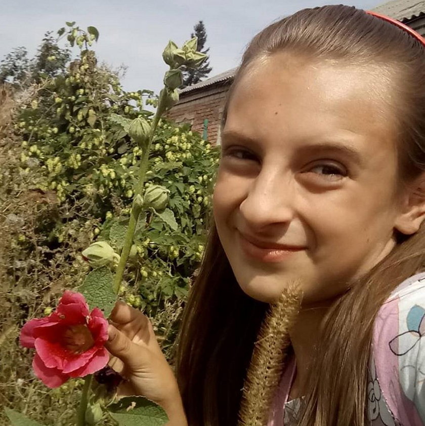 Ukraina: kobieta z głową córki w siatce