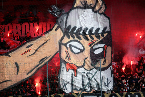 Kibice Cracovii podczas meczu piłkarskiej Ekstraklasy z Widzewem Łódź