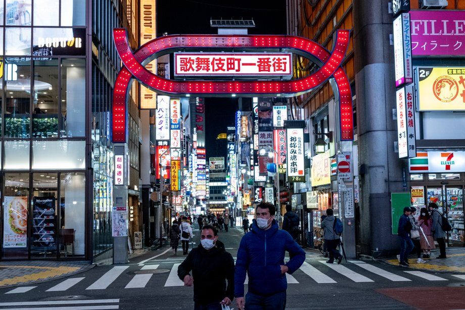 W Tokio w Japonii widok ludzi w maskach nikogo nie dziwi