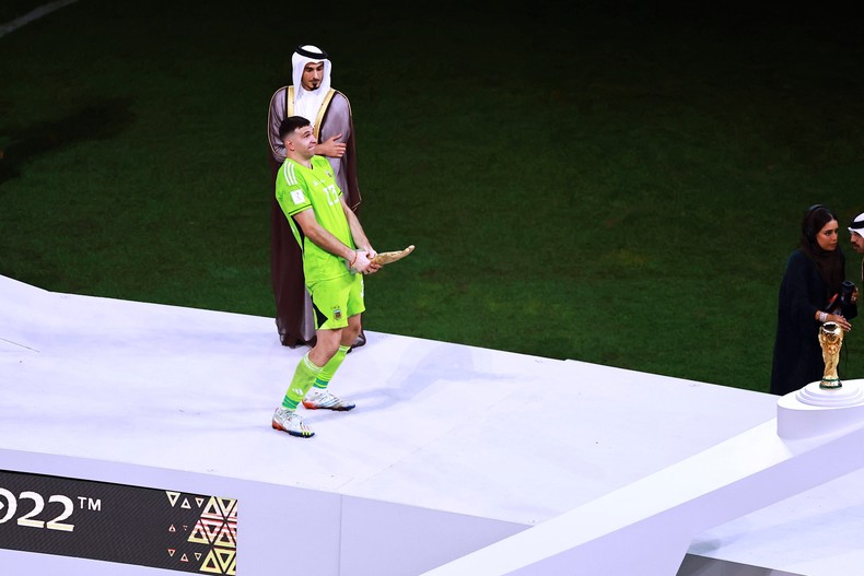 Argentina goalkeeper Emiliano Martinez holds the Golden Glove trophy on December 18, 2022.