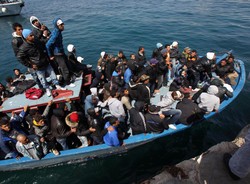 Niesamowity poród. Morze, stara łódź i setki uchodźców