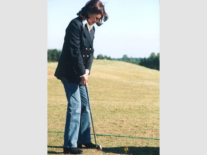 Elegancka nawet w plenerze: marynarka ze złotymi guzikami, biały kołnierzyk i apaszka podczas gry w golfa w 1998 roku. Do tego luźniejszy nieco akcent: dżinsy