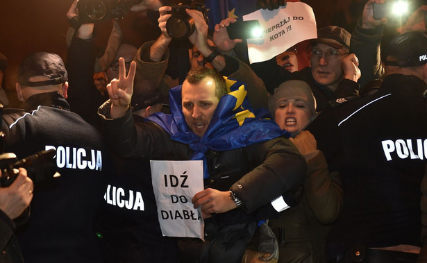 W niedzielę kilkadziesiąt osób próbowało zablokować wjazd polityków PiS, m.in. prezesa Jarosława Kaczyńskiego i premier Beaty Szydło, na Wzgórze Wawelskie