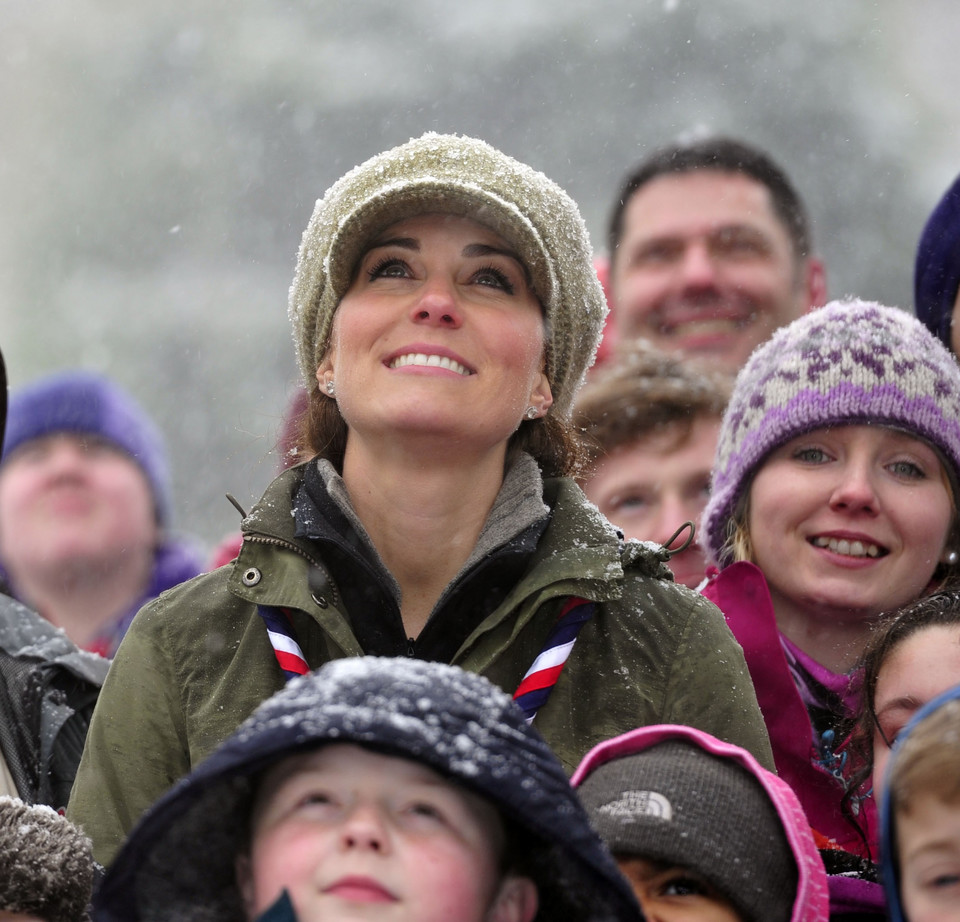 Ciężarna Kate Middleton w śniegu i zimnie na obozie skautów