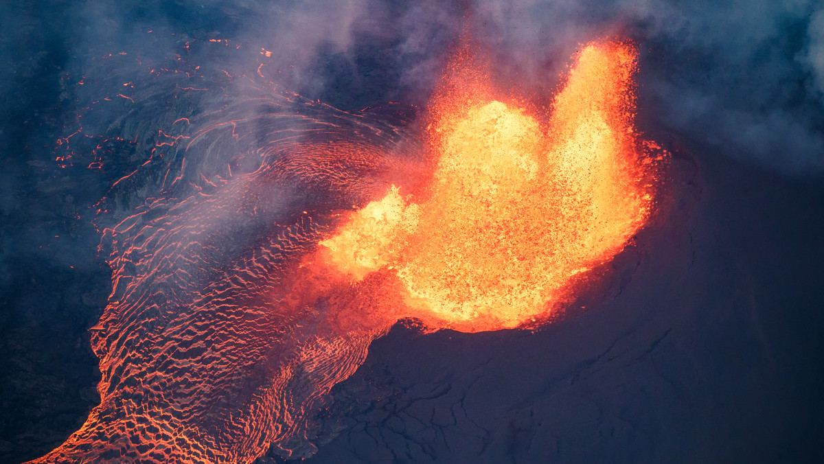 Na największej wyspie archipelagu Hawajów - Hawaii, znanej też jako Big Island, doszło we wtorek do kolejnej erupcji wulkanu Kilauea - podał Reuters. Od początku maja utrzymuje się wzmożona aktywność wulkanu.