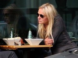 Szok! Monika Olejnik w butach na płaskiej podeszwie!