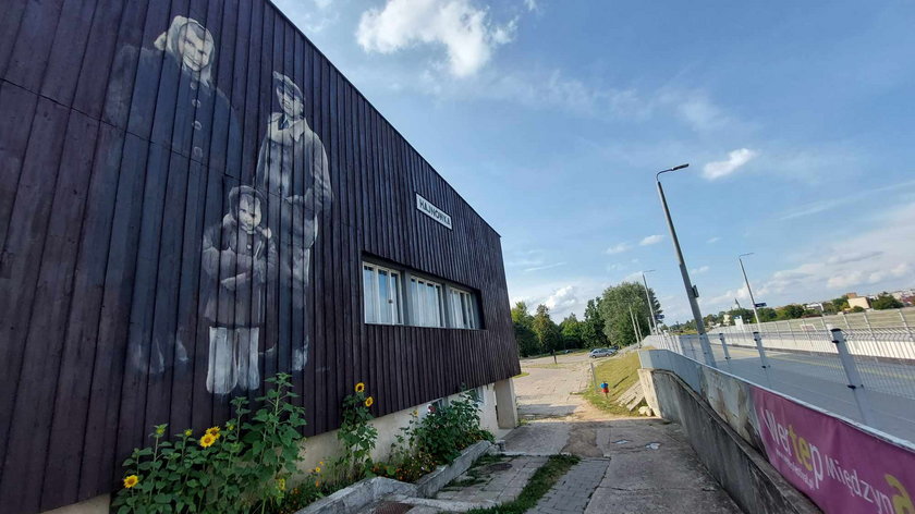 Hajnówka. Dworzec PKP. Ozdabiają go prace "podlaskiego Banksy'ego". Tak nazywany jest Arkadiusz Andrejkow, który na starych podlaskich stodołach maluje dawnych mieszkańców gospodarstw.