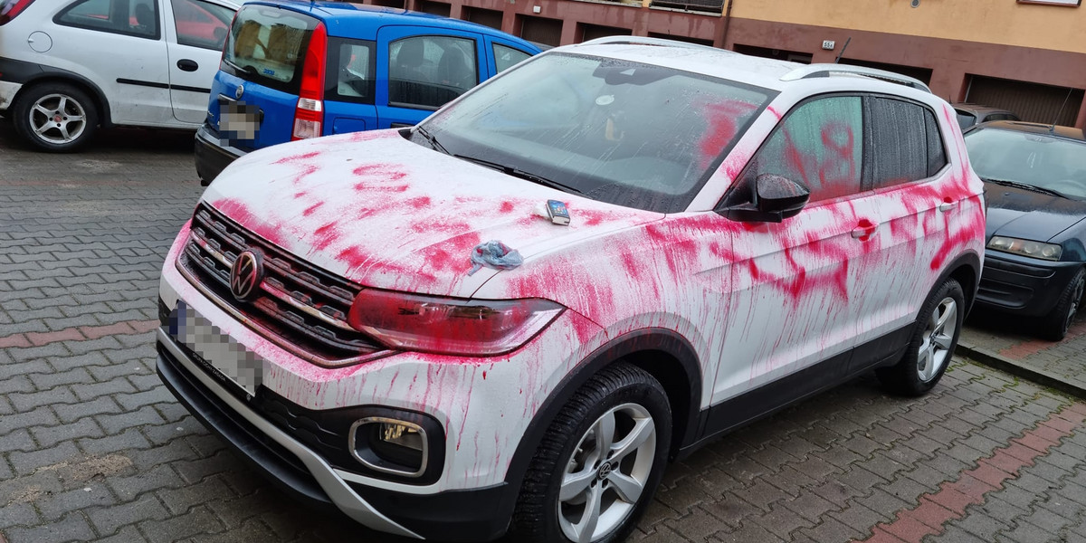 Ktoś pomazał farbą samochód dietetyk z Wągrowca.